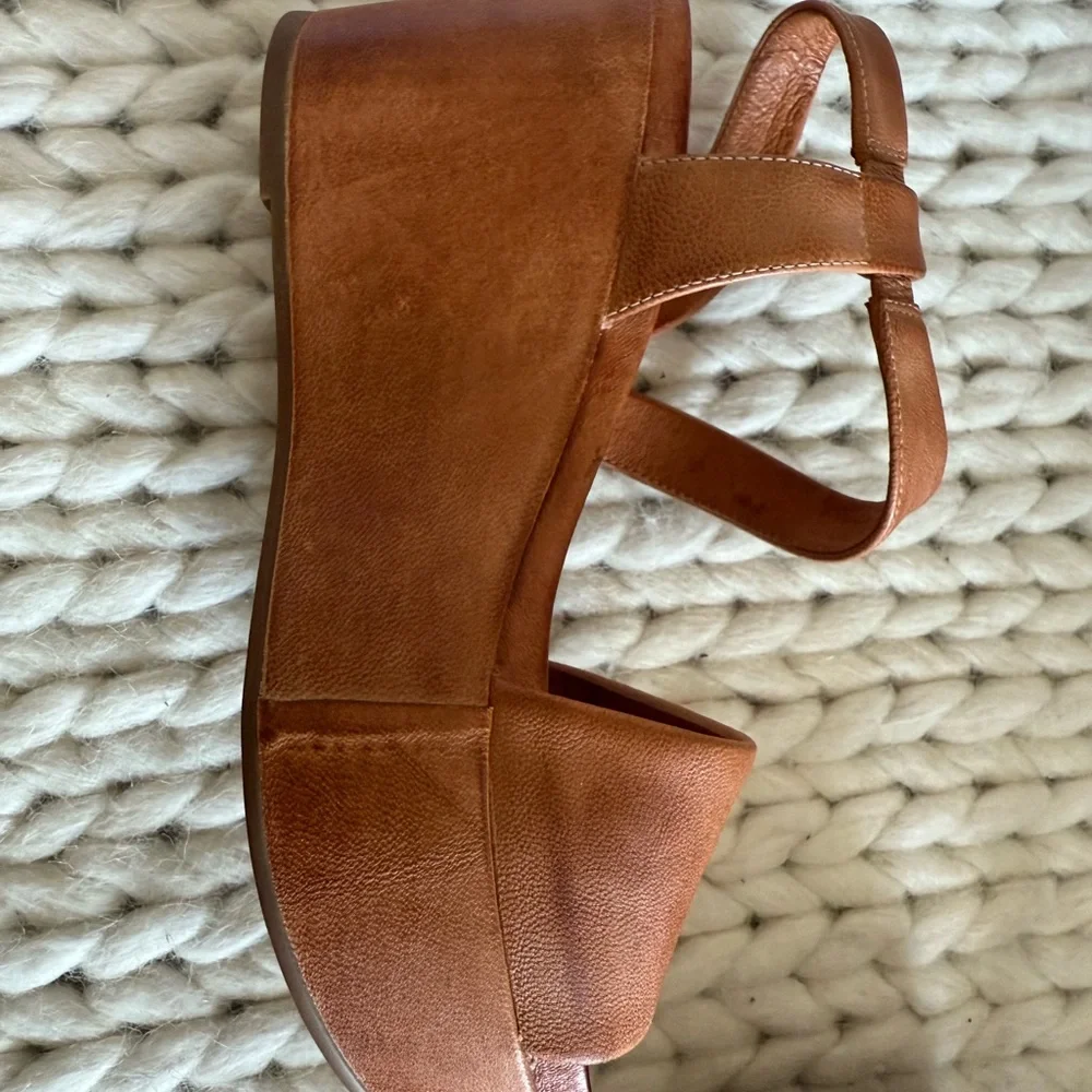 Women's Antelope Brown/Caramel Platform Sandals. Size 39.